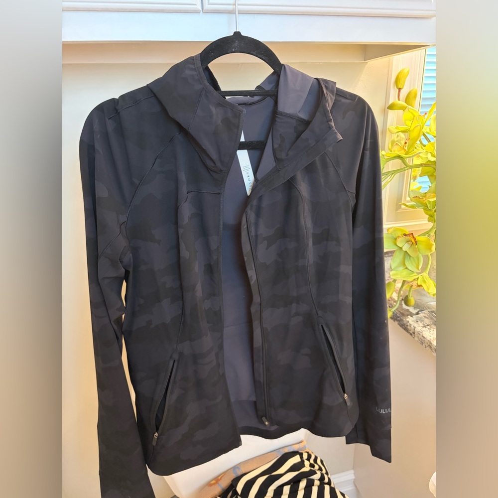 Lululemon Athletica Black hooded Jacket Camo 8